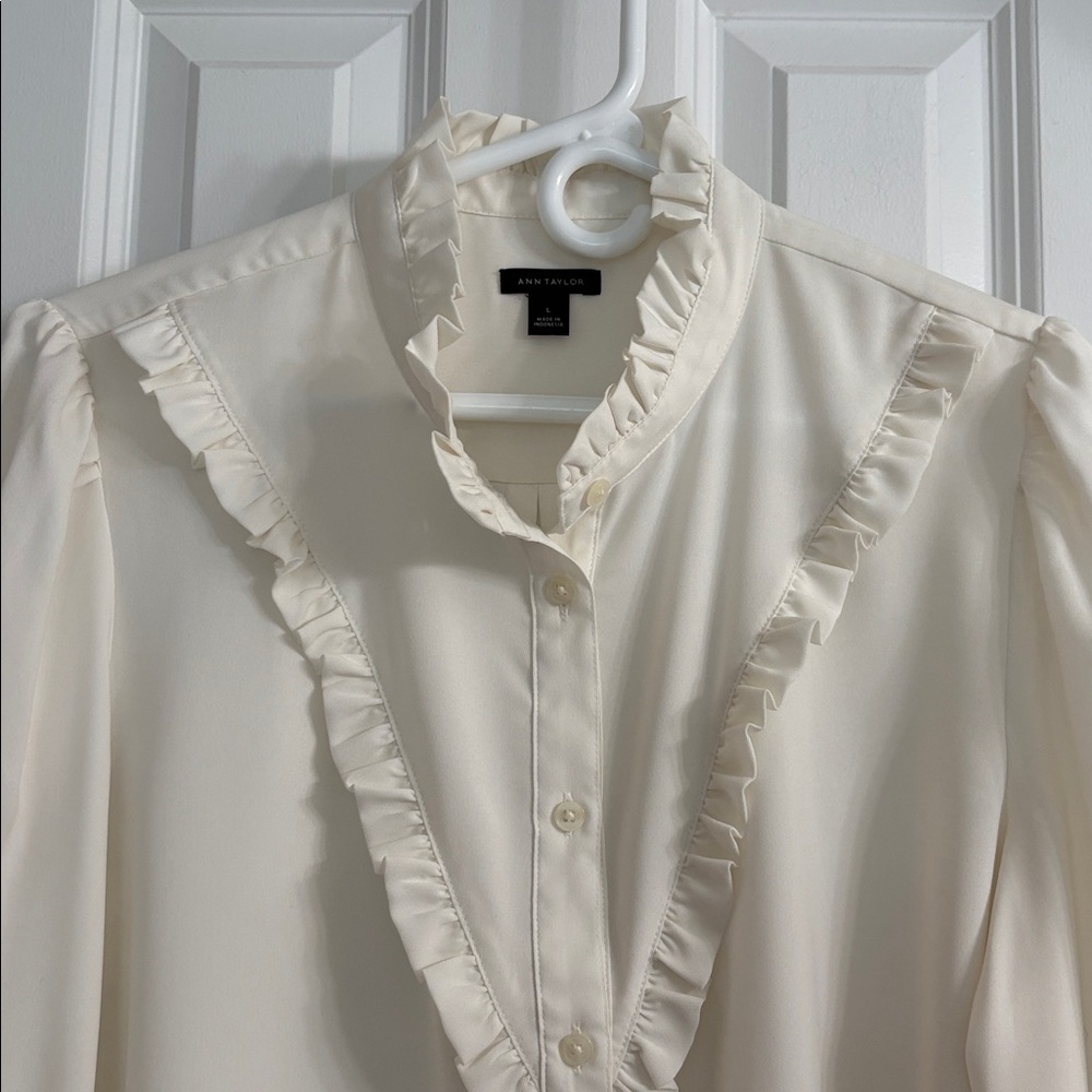Ann Taylor Elegant Cream Ruffled Long-sleeve Blouse. EUC